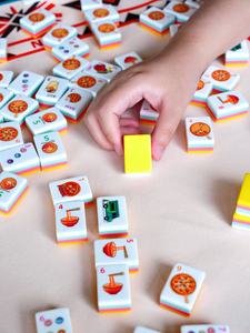 Set di 160 Tessere Mahjong Americane per Serate di Gioco in Famiglia, con Tappetino, Supporto e Scatola, Tessere in Acrilico a 4 Livelli - Product Image 6