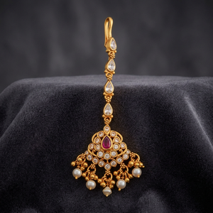 Tikka en argent 168273 pour femme, bijou de mariage hindou, objet de collection, forme goutte d'eau, finition dorée, pierres de rubis vertes - Product Image 3