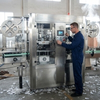 Machine d'étiquetage des manchons pour bouteilles, canettes, emballages en plastique et en verre