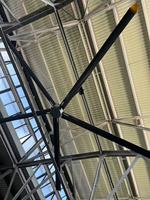 Ventilateur de plafond industriel HVLS à aimant permanent de 24 pieds à haut débit d'air 2026 pour le refroidissement et la ventilation des entrepôts et ateliers