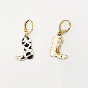 Pendientes colgantes de <span class=keywords><strong>botas</strong></span> Texas esmaltadas con estampado de vaca en blanco y negro para <span class=keywords><strong>mujer</strong></span>, pendientes de aro para <span class=keywords><strong>botas</strong></span> de vaquera negra occidental - Product Image 3