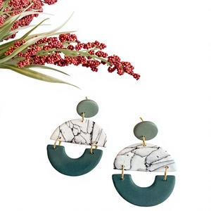 Boucles d'oreilles créoles vintage en acrylique en forme de fleur, plaquées or, design bohème élégant pour femme, boucles d'oreilles pendantes tendance, cadeau d'anniversaire pour femme - Product Image 4