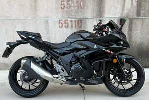 Motocicleta Suzuki GSX250cc Clásica Negra, Práctica y Elegante, con Dos Cilindros y Refrigeración por Agua, Disponible para Exportación - Product Image 3