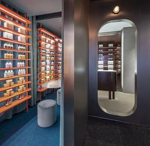 맞춤형 기념품 가게 디자인 기념품 가게 설비 천장 설치형 디스플레이 선반 LED 기념품 가게 디스플레이 캐비닛 - Product Image 2