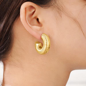 Orecchini a Cerchio Trendy Placcati Oro in Lega di Zinco a Forma di C Unisex Gioielli alla Moda per Feste - Product Image 6