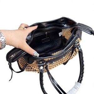 Borsa a tracolla da donna vintage in rafia e pelle patchwork, stile motociclista, estiva, intrecciata traforata, con rivetti e nappe, borsa a spalla tote - Product Image 3