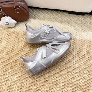 Chaussures d'entraînement de style ballet pour femmes, talon caché de 5 cm, en satin, avec fermeture velcro, baskets de sport décontractées de style course - Product Image 1