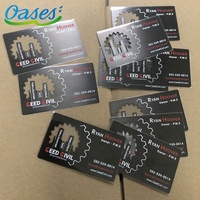 Tarjeta de negocios personalizada con forma de Gunmetal, grabado de superficie y código Qr