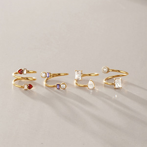 Anello Aperto Originale in Acciaio Inossidabile Placcato Oro 18K, Design Classico Raffinato con Tubo Cavo a Molla Multistrato e Zirconi Cubici a Goccia Quadrata - Product Image 4