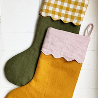Ventes en gros de chaussettes de Noël en lin à bords ondulés, à carreaux, avec volants, pour décorations de cheminée de Noël