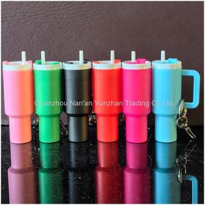 Llavero con forma <span class=keywords><strong>de</strong></span> vaso para bálsamo <span class=keywords><strong>labial</strong></span>, bonito soporte para bálsamo <span class=keywords><strong>labial</strong></span> tipo tumbler para accesorios <span class=keywords><strong>de</strong></span> bolso, mochila, para mujeres y niñas - Product Image 4