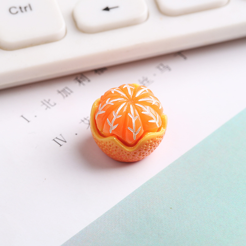 Naranja pequeña, amarilla y medio pelada.