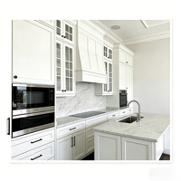 Ensemble d'armoires de cuisine blanches de style Shaker sur mesure du Vermont, en bois massif, peinture mate, style moderne, avec porte en verre fermée