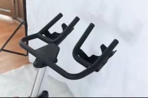 Vélo de spinning professionnel avec transmission par chaîne en acier, pliable, réglable en hauteur, moniteur LED, capacité de charge 150 kg, pour salle de sport et domicile - Product Image 4