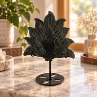 Sculpture de renard à neuf queues en cristal de zoïsite rubis de 13 cm avec support en métal noir pour la décoration intérieure