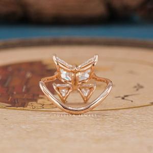 Bague classique en diamant de haute joaillerie avec pierre sertie à griffes et bande polie pour une élégance au quotidien - Product Image 3