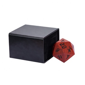 Dado poliédrico de madera tallada roja de 50 mm D20 de 20 caras con caja de cuero y logotipo personalizable para Dungeons & Dragons - Product Image 4
