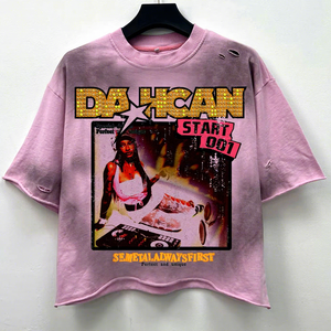 เสื้อยืดผู้ชายสไตล์สตรีทแวร์ทรงโอเวอร์ไซส์ ผ้าฝ้ายถักแบบดิสเทรส ตัดเย็บแบบครอป วินเทจ ผ้าเฟรนช์เทอร์รี่ ล้างสีแบบแอซิดวอช ลายกราฟิกตัวอักษรประดับเพชร - Product Image 1