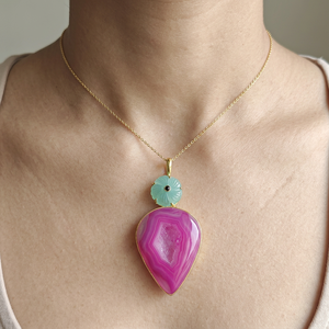 Collar de Lujo con Colgante Floral Tallado de Ágata Geoda Rosa Natural, Calcedonia Aqua Druzy y Cadena Chapada en Oro con Circonitas Negras - Product Image 5