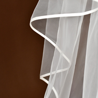 Voile de mariée élargi en satin classique à la mode décoré de voiles de robe de mariée à deux couches en satin à grande queue
