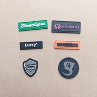 Étiquette en silicone 3D personnalisée en relief, en forme de cœur, en PVC, pour chapeaux et vêtements - Logo d'habillement texturé doux, OEM/ODM disponible