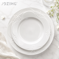 Assiette en céramique blanche gaufrée motif rose, prix d'usine, plat de service floral en porcelaine pour dîner et salade, idéal pour hôtels et restaurants