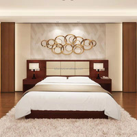 Ensemble matelas et cadre de lit double pour hôtel, avec tête de lit souple et table de chevet, mobilier de chambre moderne et minimaliste pour appartement