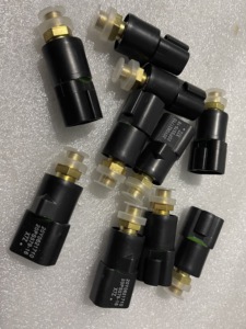 สวิตช์ไฟอะไหล่รถขุดคุณภาพสูง 20Y-06-42450 20Y-06-42121 สำหรับ PC200-8 PC220-8 PC300-8 PC400-8 PC450-8 - Product Image 4