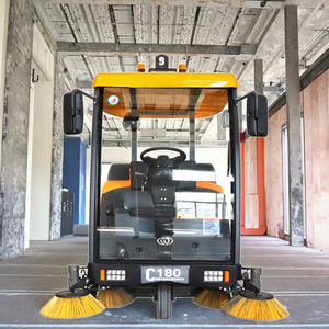 تستخدم الفيلا مكنسة كهربائية في الفناء لجمع الغبار على دفعات صناعية وتنظيف الساحة - Product Image 3