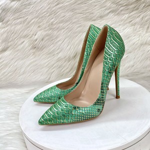 <span class=keywords><strong>Scarpe</strong></span> con <span class=keywords><strong>tacco</strong></span> alto in PU verde e suola in gomma, a punta e scollo basso, per il commercio all'ingrosso transfrontaliero - Product Image 1