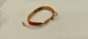 Bracelet artisanal Sstringz en perles Miyuki Delica dorées métalliques, blanc ivoire et brun terreux avec motif géométrique tribal - Product Image 4