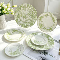 Assiette de présentation de luxe en porcelaine fine, vert émeraude, motif muguet, style floral vintage français, compatible lave-vaisselle/micro-ondes, marque HY Western