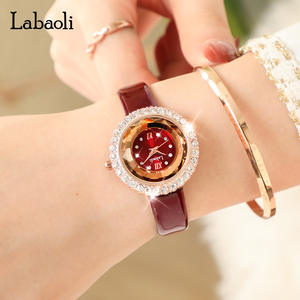 Reloj de Pulsera de Cuero para Mujer con Esfera Redonda, Cristal y Adornos de Diamantes - Product Image 5