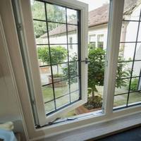 Precio más bajo Filipinas Hoja insonorizada Diseños de grabado Pvc Marco de doble acristalamiento Imagen Oficina Ventana de vidrio Abatible de aluminio