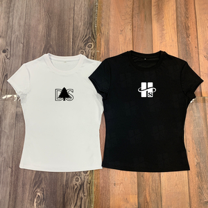 Vente en gros de t-shirts courts pour femmes de haute qualité, style Y2K, en coton, à manches courtes, coupe ajustée, avec impression personnalisée, style baby crop tee. - Product Image 4