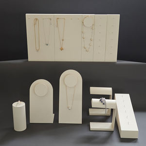 Expositor vertical de joyería de cuero PU al por mayor, soporte vertical para anillos y collares, organizador de accesorios de joyería para colgar. - Product Image 1