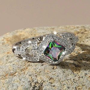 Anello in Cristallo Colorato a Rombi per Donne, Accessorio Moda Geometrico per Uso Quotidiano e Feste - Product Image 2