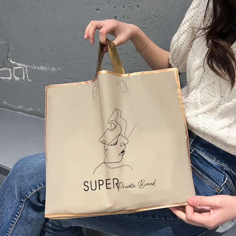 Piccola maniglia riciclabile Shopping Tote Bag Die Cut PE cartone di plastica a prova di umidità con LOGO personalizzato di stampa per i vestiti