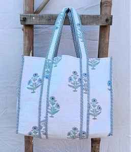 Bolso Tote Reversible de Algodón Acolchado con Estampado Floral, Bolso de Mano Hecho a Mano para Compras, Viajes y Uso Diario - Product Image 1