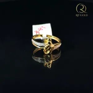 Bague élégante en or avec un design moderne et des pierres scintillantes, un bijou stylé pour femme, à porter au quotidien et comme cadeau pour les occasions spéciales. - Product Image 2