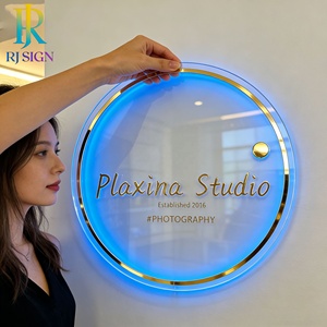 Panneau de signalisation néon circulaire en acrylique premium, logo doré effet miroir, plaque transparente rétroéclairée par LED pour l'image de marque des bureaux immobiliers et des propriétés - Product Image 3