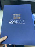 Carpeta con Logotipo en Dorado sobre Fondo Azul Marino, Carpeta A4 Personalizada con Acabado Suave al Tacto y Protección UV, Carpeta de Presentación de Papel A5 Resistente a Arañazos con 2 Bolsillos