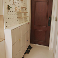 Meuble de rangement moderne pour entrée avec porte-chaussures, porte-manteau et étagère ouverte en bois pour couloir