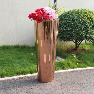Vase en acier inoxydable finition miroir rose gold, pot à fleurs moderne et luxueux pour la décoration des centres commerciaux - Product Image 3