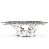 Meubles de salle à manger de luxe modernes pour hôtel, table à manger contemporaine avec sphères en aluminium, laque blanche et placage or
