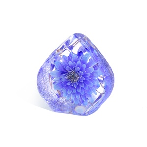 Cuore di ghiaccio scolpito a forma di fiore, con margherite e rose vere incapsulate in resina – Regalo creativo ideale per amici e famiglie - Product Image 2