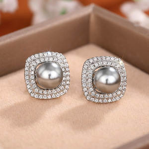 Orecchini a Perno Geometrici Rotondi Effetto Perla per Donne, Gioielli Eleganti e Delicati per Orecchie - Product Image 1