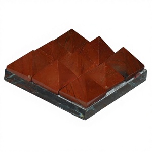 Placa de Carga de Ágata Roja Lemuriana con 9 Pirámides, Tallada y Grabada con Motivos de Amor Feng Shui, de Crystal Export - Product Image 1