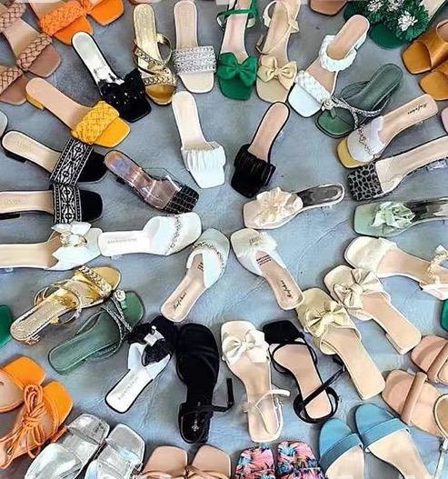อุปทานขนาดใหญ่ของรองเท้าแฟชั่นสตรี