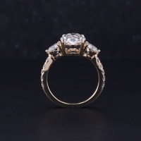 Anillo de Compromiso Starsgem de Oro Amarillo de 14k con Tres Diamantes Cultivados en Laboratorio de Corte Ovalado de 2.0ct